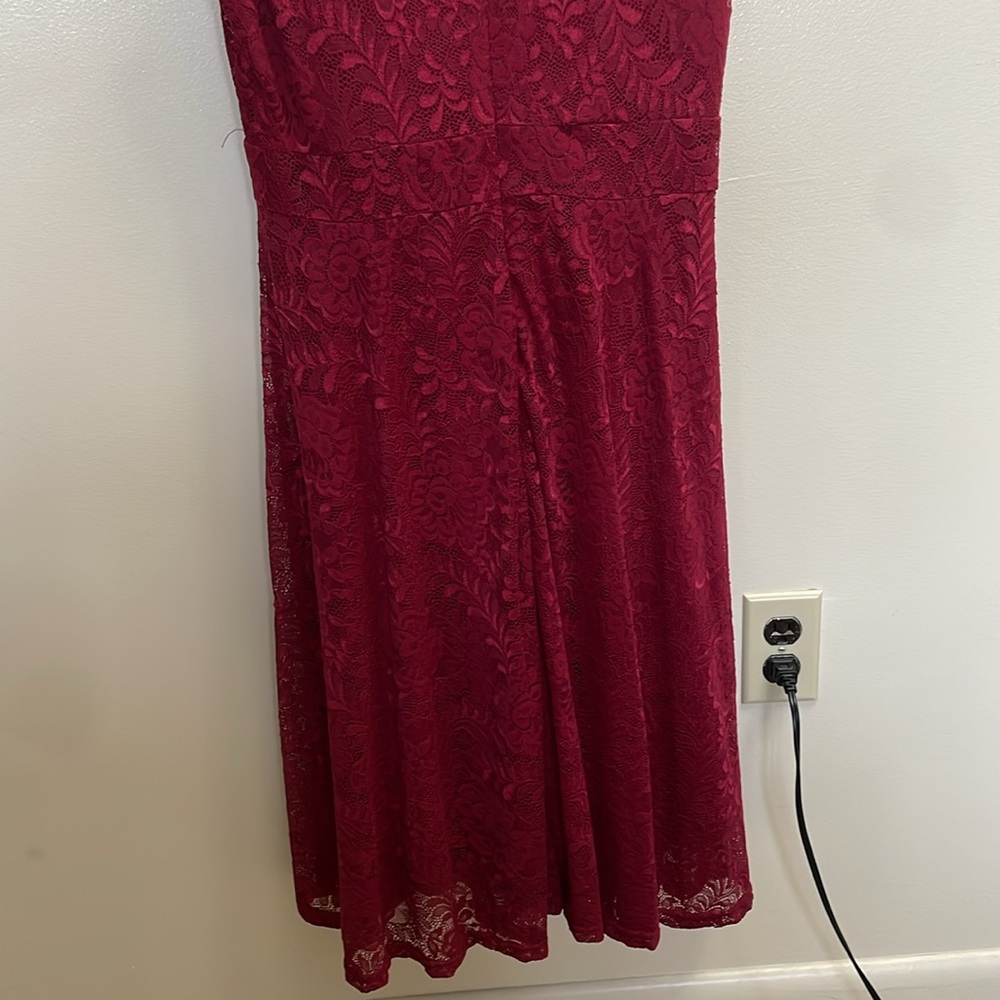 Dark red sleeveless lace dress. - Picture 6 of 6